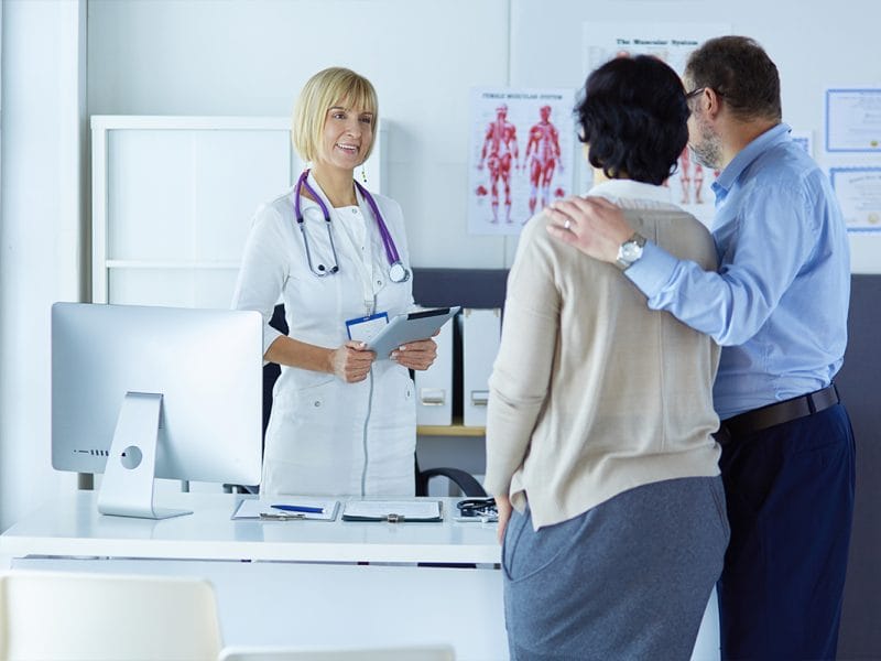 Relație pozitivă între pacient și medic într-un cabinet modern