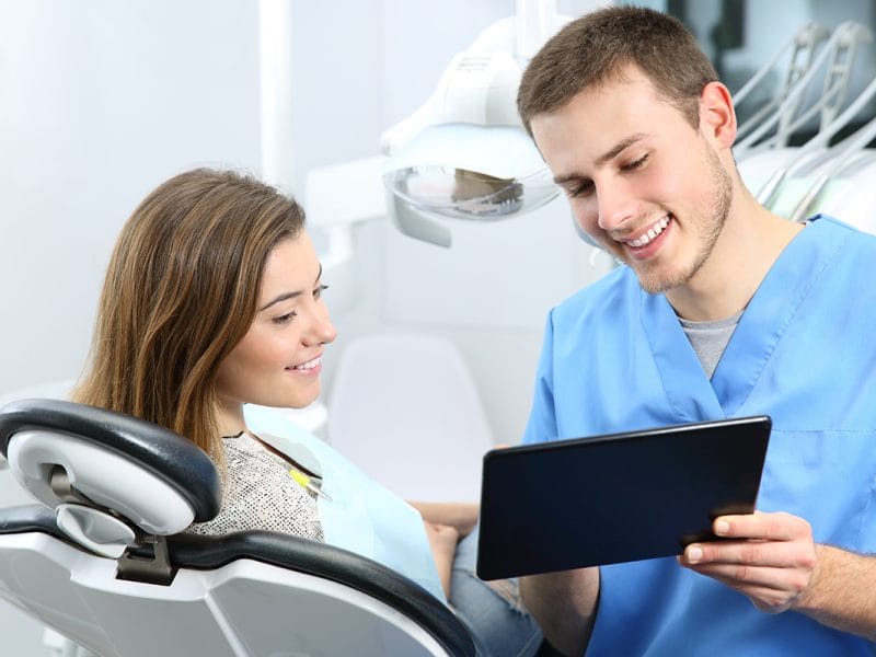 Pacient ascultând cu atenție indicațiile medicului